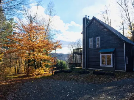 Beautiful Vacation Cottage with a View in Newfane, Vermont, near Mt. Snow Отели в г. Ньюфан