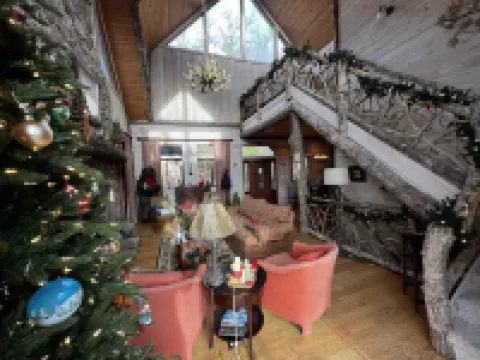 Rustic mountain cabin. Pet-friendly, 3 story, 4 bedrooms, hot tub & kids' zone ⛰ Hotels in Highlands