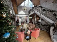 Rustic mountain cabin. Pet-friendly, 3 story, 4 bedrooms, hot tub & kids' zone ⛰