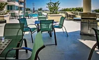 Floor to Ceiling Windows Overlook the Gulf of America's Pristine White Beaches - salle de sport