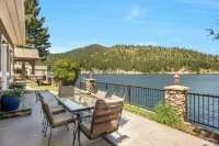 Waterfront Luxury Tiny Home w/ private dock on Deer Lake