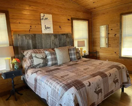 The Overlook Cabin: Breath-taking Views & King Bed Hotels in Sequatchie County