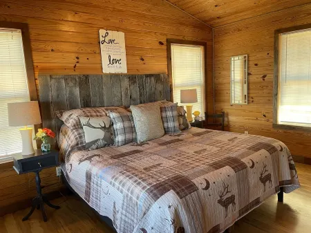 The Overlook Cabin: Breath-taking Views & King Bed