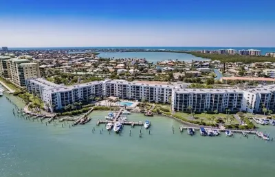 Luxury Waterfront Condo with Resort Amenities, Walk to 9+ restaurants