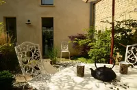 Quiet, bright upscale holiday cottage in the center of Bayeux, with garden