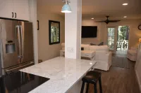 Lovely Renovated 2Br Haile Village Townhouse: King Bed,Stocked Kitchen,Wifi,Deck