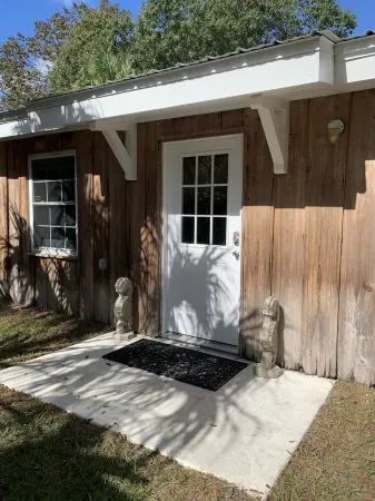 2/2 CABIN Directly on the Weeki Wachee River, Kayaks and a Canoe for Family Fun! Отели в г. Уэки-Уочи-Гарденс