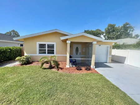 “COZY BEACH HOUSE” CLOSE TO BEACH, RESTAURANTS & SHOPPING