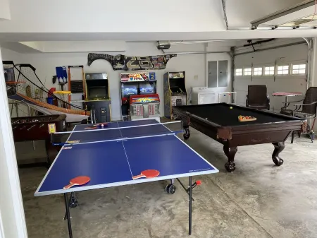 Luxury Lake House, Pool, Hot tub, Dock, Beach, Game room ,Boat Rental available