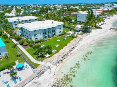 Private Tropical Beach-White Sand, Crystal Clear water! Pool WIFI It's Loaded! Hotels in Key Colony