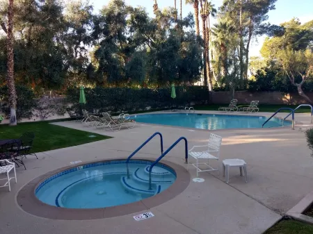 Beautiful Remodeled Palm Desert 3 bedroom 2 bath with an office Home Отели рядом с достопримечательностью «Палм-Дезерт Палмс»