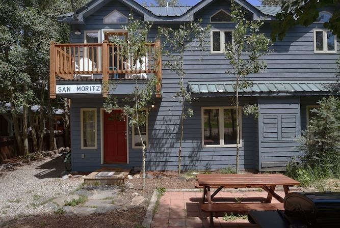 Bright w/ High Ceilings & Deck - 2 Blocks from Elk in Quiet Corner of Town w/EV!