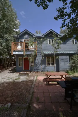 Bright w/ High Ceilings & Deck - 2 Blocks from Elk in Quiet Corner of Town w/EV! Hotels near Pooh's Corner