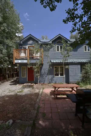 Bright w/ High Ceilings & Deck - 2 Blocks from Elk in Quiet Corner of Town w/EV! Отели в г. Крестед-Батт