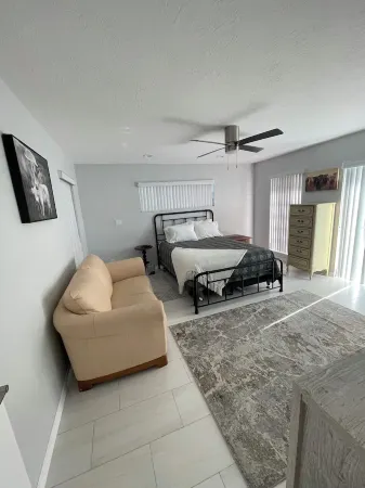 beautiful home on a 3 acre lake with security Отели в г. Кльюистон