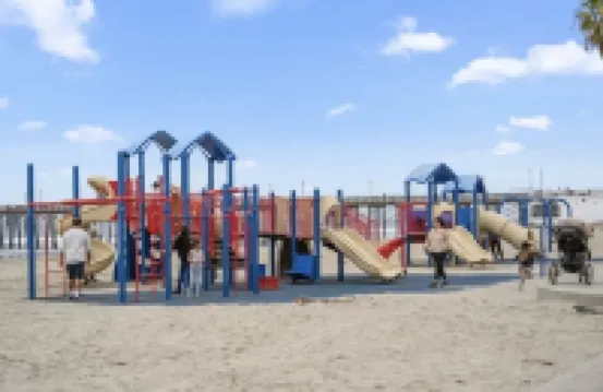 Cozy 1BR Bungalow by the beach, coffee, and dining. Walking Score 10/10