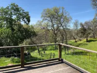 Stylish lodge w/ spa bathrooms, river, views, hot tub, between 2 Yosemite Gates