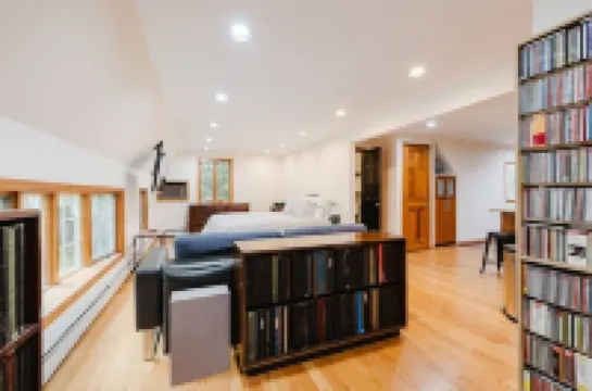 Private Apartment on tree lined 2 acre estate. Close to beaches, farms and NYC. Hotels in Oyster Bay