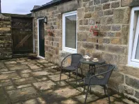 Pretty cottage with enclosed patio and private hot tub with stunning veiws