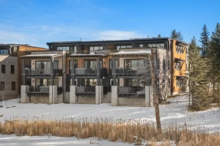 New High-End 2282 sf Condo Slps 10Pvt Hot Tub Walk 2Town Mtn Views 30 Min to Gnp