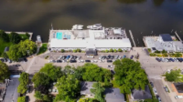 CHAINFERRY, PARK & WATER VIEW ♥️of DOWNTOWN w SEASONAL WATERFRONT POOL-HOT TUB