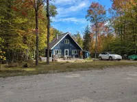 Cozy Chalet 12 Min to Stratton, 7 Min to Bromley & 15 Min to Manchester
