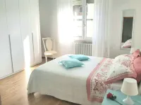 Large and bright, a stone's throw from the castle, balcony, FREE WIFI, A / C, parking space