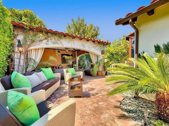 Near Strip, 14 Bedroom Sleeps 40, Huge Indoor/Outdoor Pools, Saunas,Jacuzzi /Spa