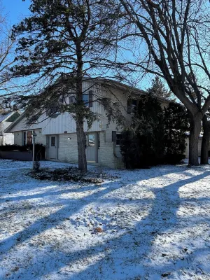 Charming 3-bedroom house in Janesville with AC, WiFi Hotels in Rock County