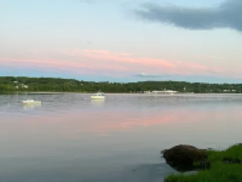 RiverView Retreat – Where Classic Charm Meets Coastal Comfort Hotels in Fall River