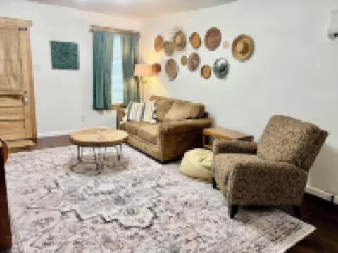 Bison Hall 5, No cleaning fee, Near Harding