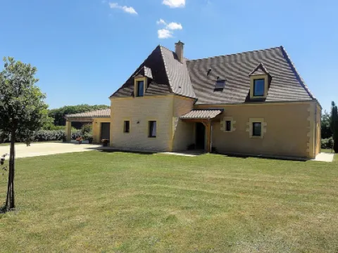 Villa with heated indoor pool のホテル