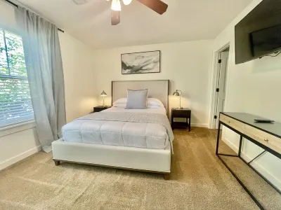 Cozy townhouse in the heart of Fayetteville, minutes from the U of A.