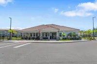 Chic 2 BD/2 BA Condo: Serene Escape in Melbourne