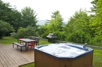 Stunning home with pool, spa, mountain views, sleeps up to 10, walk to Woodstock