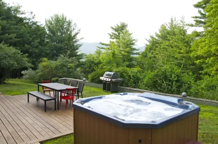 Stunning home with pool, spa, mountain views, sleeps up to 10, walk to Woodstock