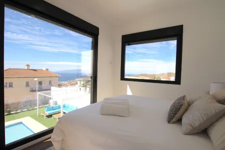 Beautiful Villa for 6 people, WiFi, private and heated pool, 8min from the beach