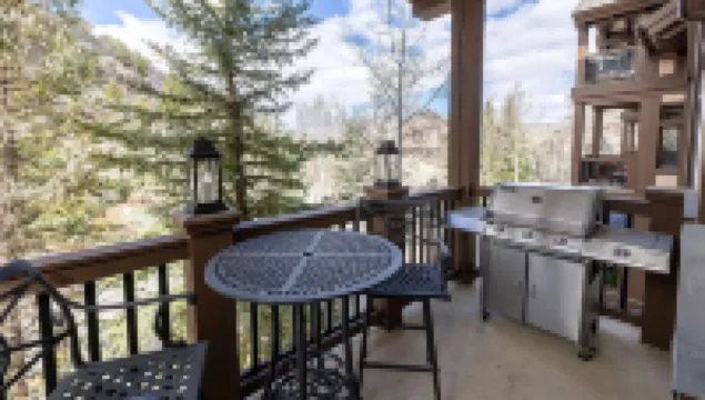 3 Bedroom Condo Just Steps From Arrowhead Lift