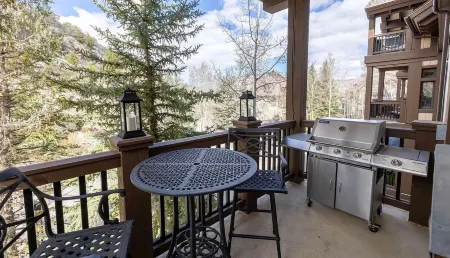 3 Bedroom Condo Just Steps From Arrowhead Lift