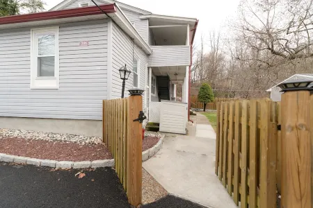 'Croton Quarters' - Comfortable Apt with Modern Amenities near Food, NYC Close!