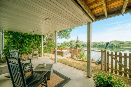 Lakefront Koselig Cottage - Modern 3Br Retreat w/ Nespresso Coffee Bar & Arcade Отели рядом с достопримечательностью «HomeGoods»