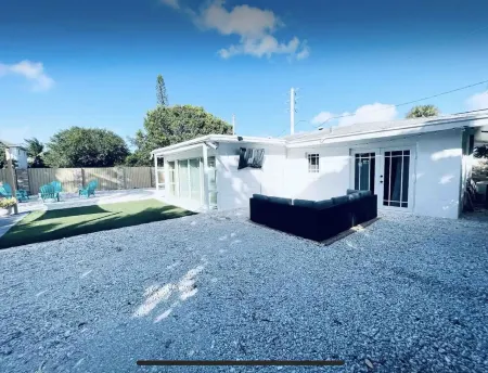 Private House, 2-1, Close to Atlantic Ave. Big Yard. Pet Friendly! Отели рядом со станцией Delray Beach Tri Rail Station