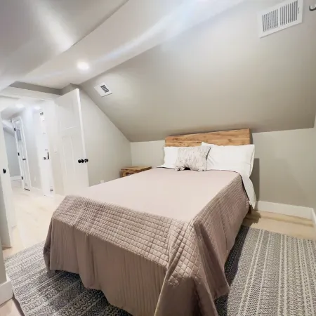 Luxury New-built - Beautiful 3 bedrooms+2 bathrooms Montclair Home