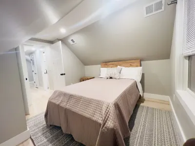 Luxury New-built - Beautiful 3 bedrooms+2 bathrooms Montclair Home