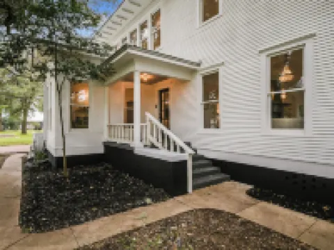 The Ella Norah. A Luxury Retreat. Pool and Spa. Steps to Main Street.