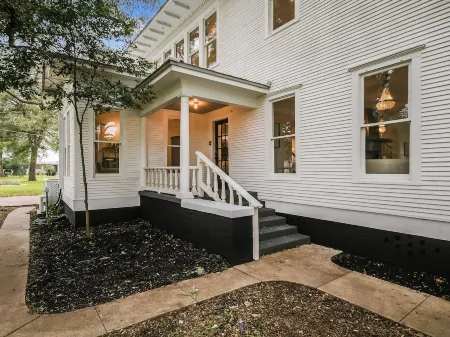 The Ella Norah. A Luxury Retreat. Pool and Spa. Steps to Main Street.