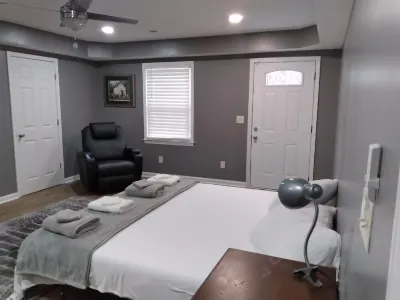 Home away from home. Relaxing and welcoming stay.  20min from Myrtle Beach. Hotels near Conway Riverwalk