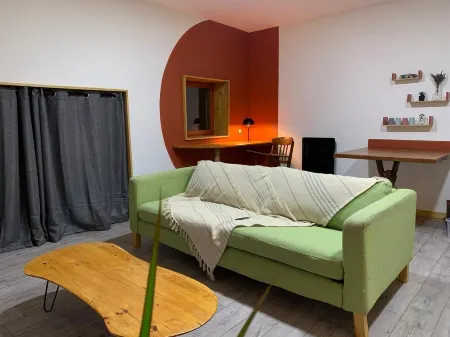 Apartment in the heart of the village with all amenities and the Gaillac vineyards Отели в г. Каюзак-сюр-Вер