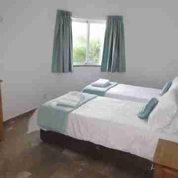 Luxury Villa with Private pool walking distance to beach and Marina! Rooms