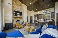 Luxury modern country couples retreat. Private back porch with hot tub!